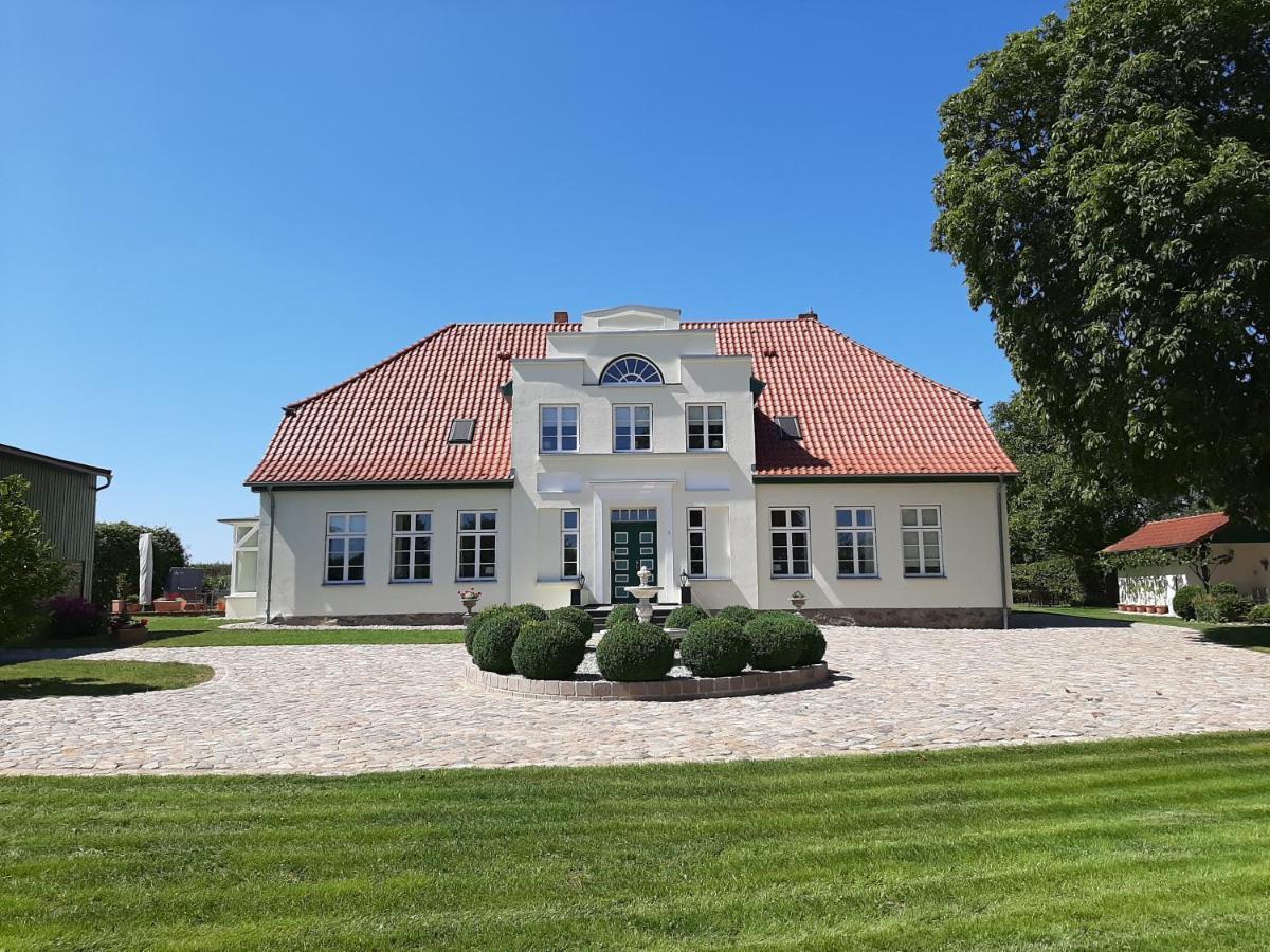 Готель Gutshaus Neu Farpen Neuburg  Екстер'єр фото